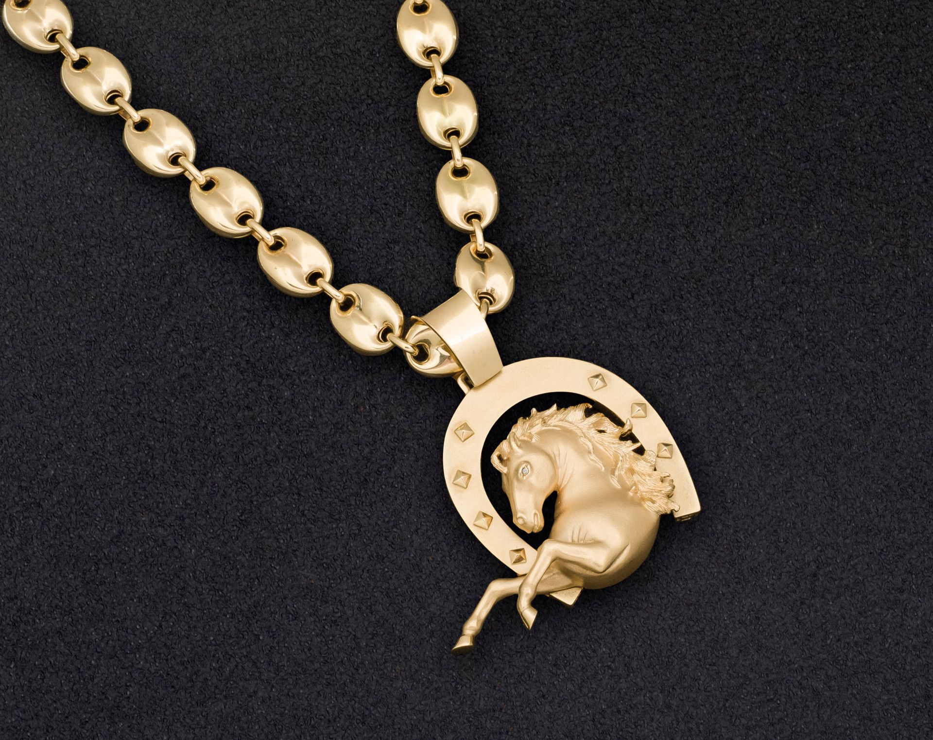 Null Chaîne en or jaune 18 carats avec un pendentif en forme de fer à cheval et &hellip;