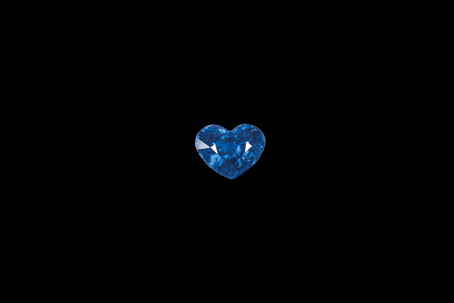 Null Saphir bleu taillé en cœur de 1,33 cts. 6,9 x 5,5 mm.