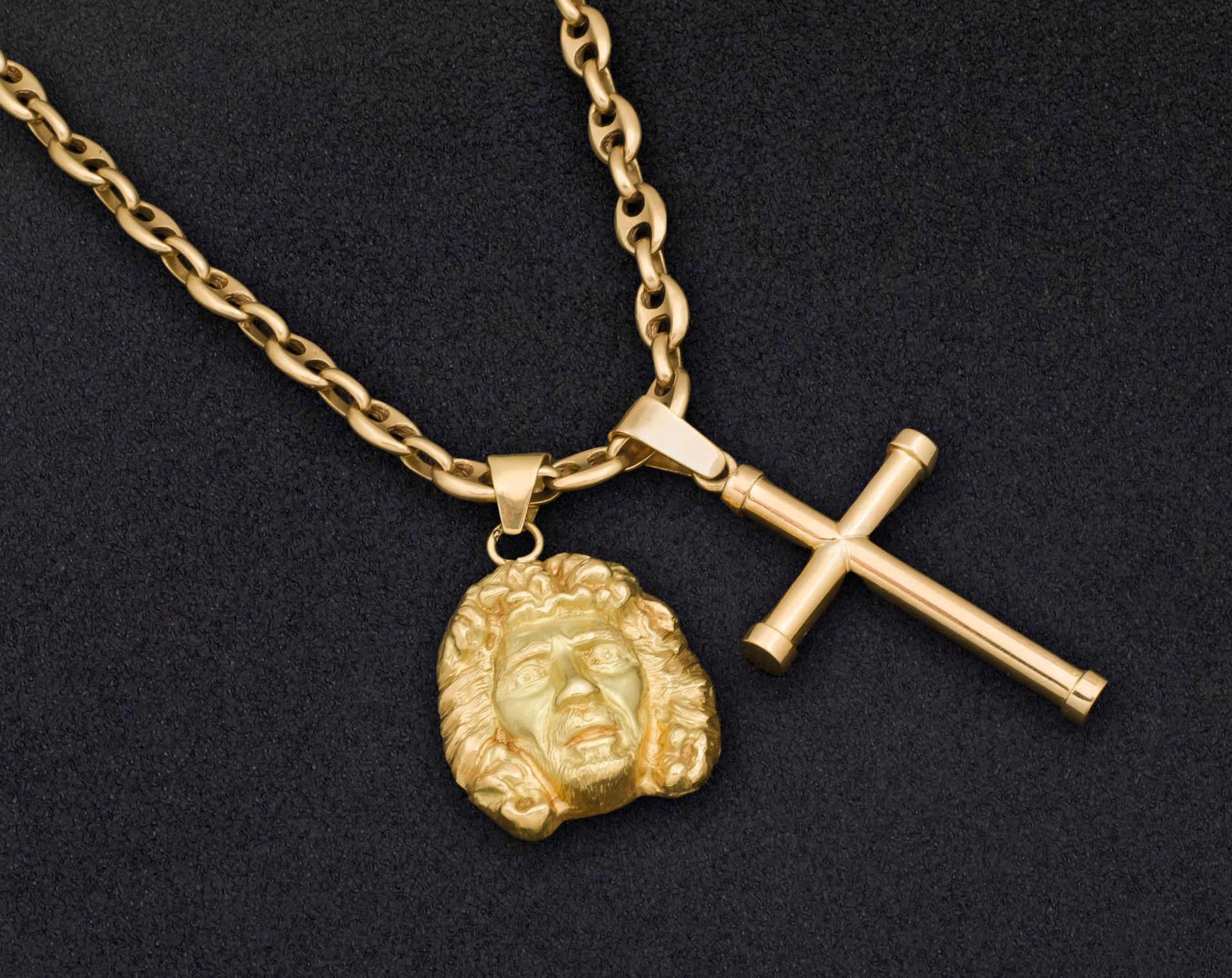 Null Cordon en or jaune 18 carats avec deux pendentifs : crevette et croix. Poid&hellip;