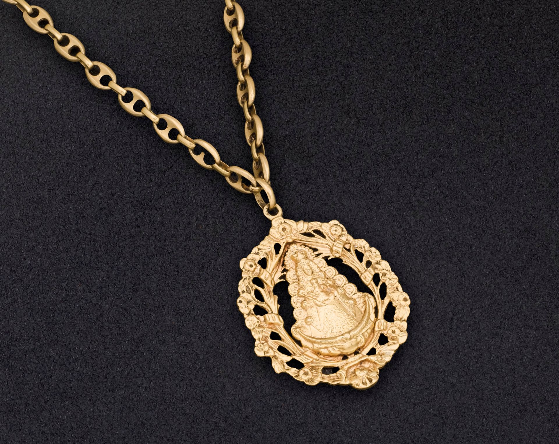 Null Chaîne avec pendentif de la Virgen del Rocío en or jaune 18 carats. Poids :&hellip;