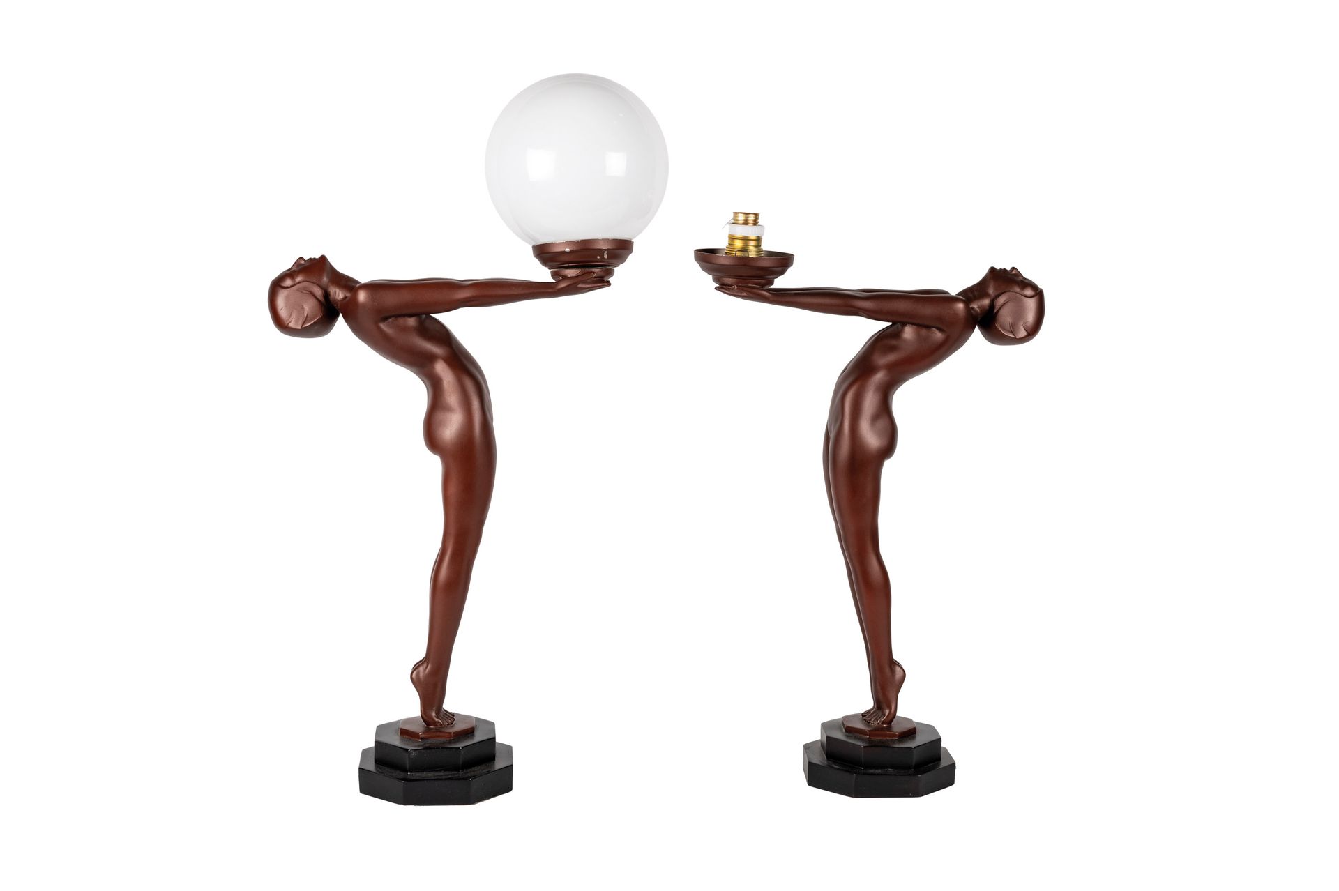 Null Pair of Art Deco table lamps made of bronze patinated resin. Following the &hellip;