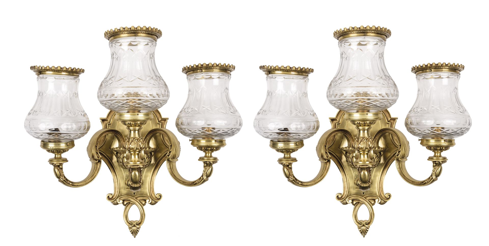 Null Paire d'appliques Louis XV à trois lumières en bronze doré. Décor d'acanthe&hellip;