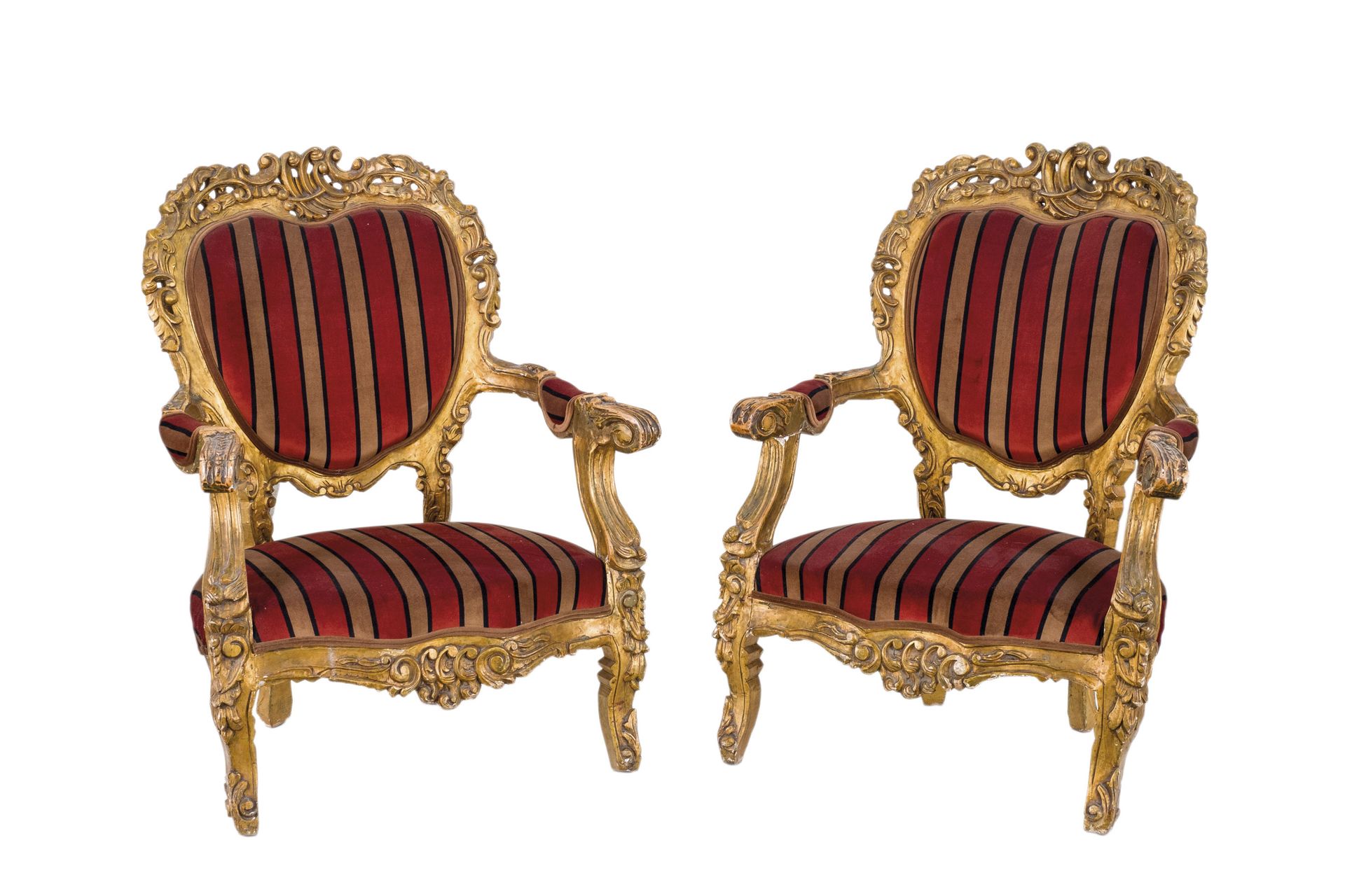 Null Paire de grands fauteuils en bois sculpté et doré. Décoration végétale abon&hellip;