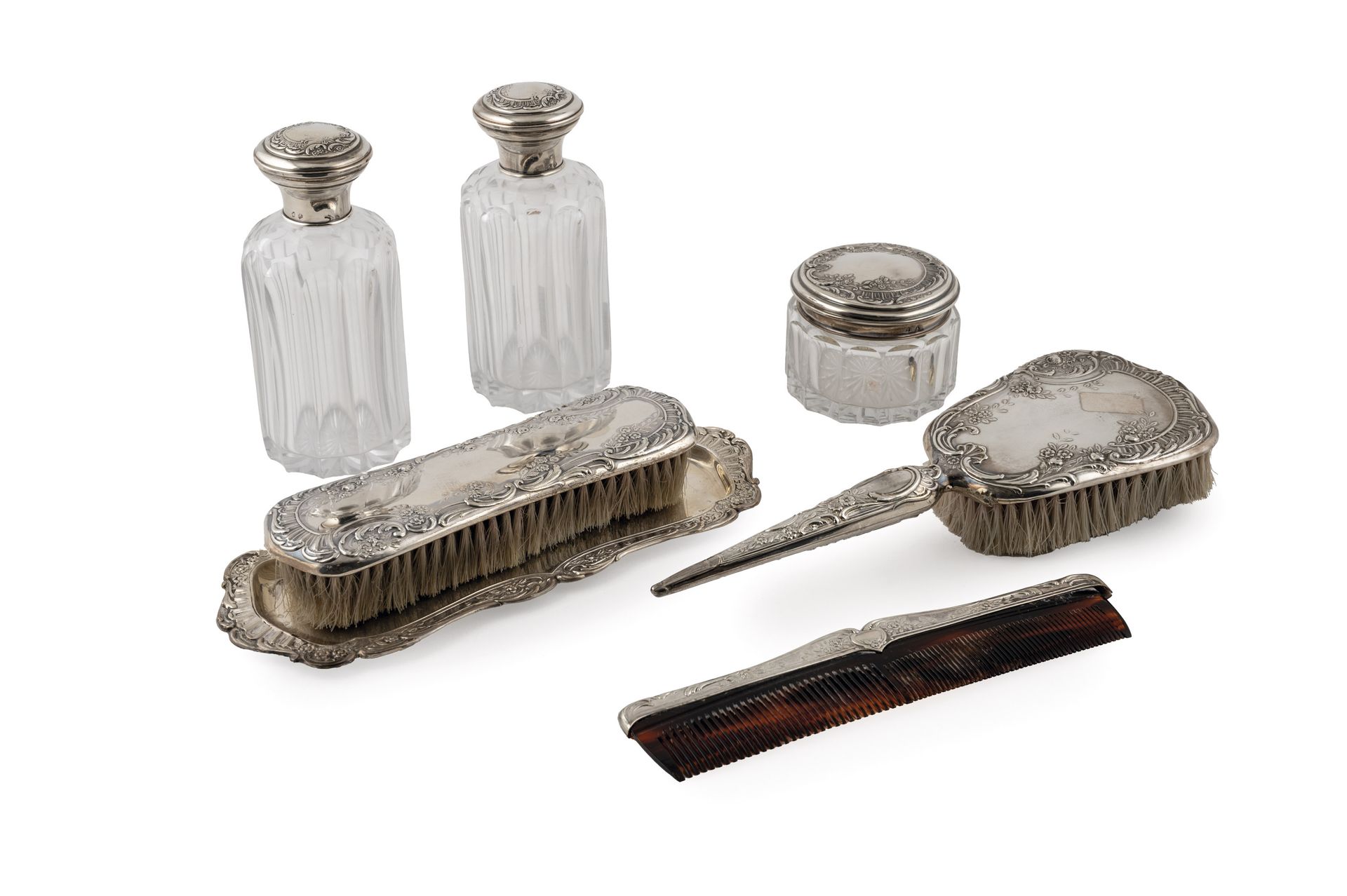 Null Vanity set in punched Spanish silver, 916 law. Consists of 2 brushes, 1 com&hellip;
