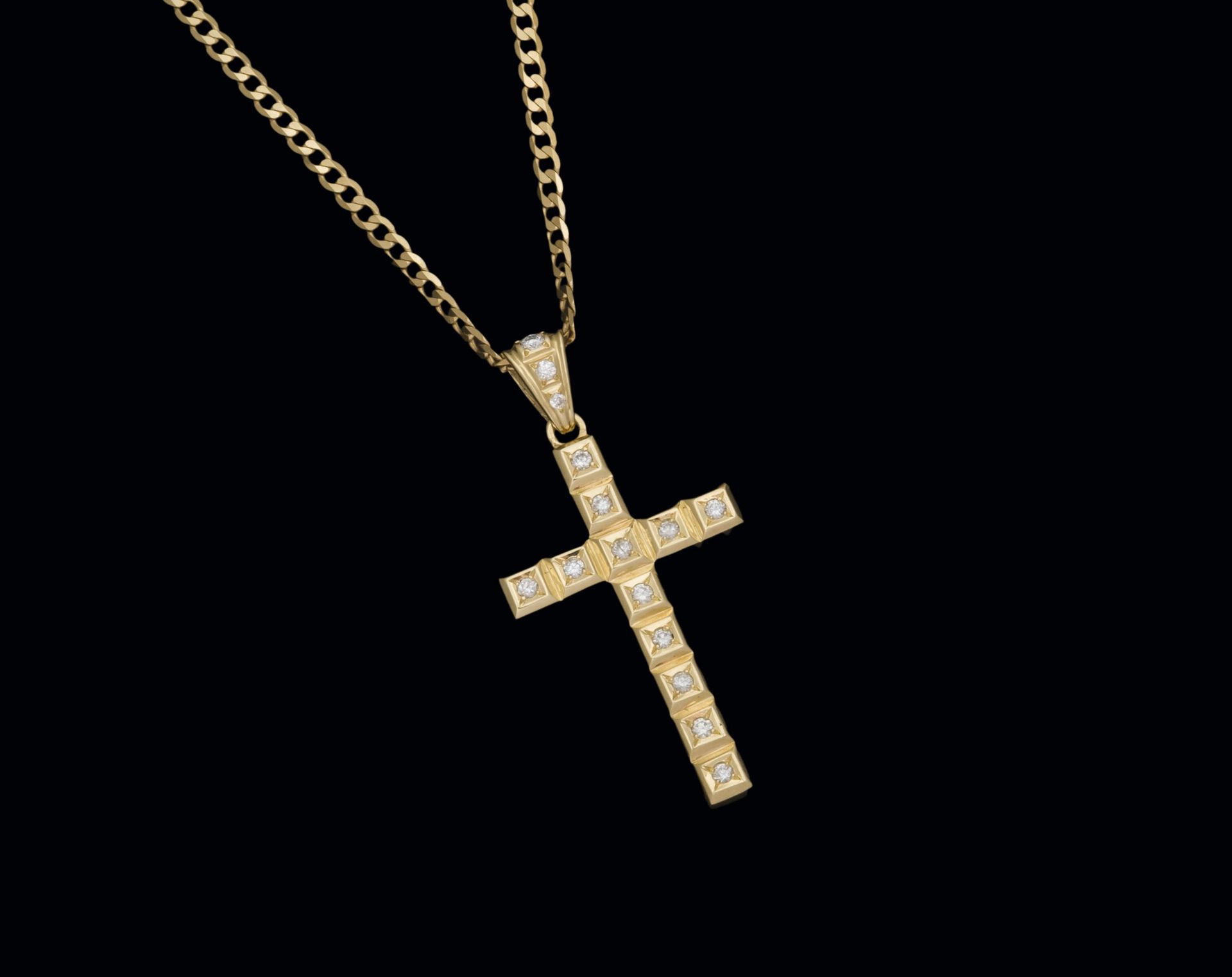 Null Pendentif en or jaune 18K en forme de croix avec des diamants sur les deux &hellip;