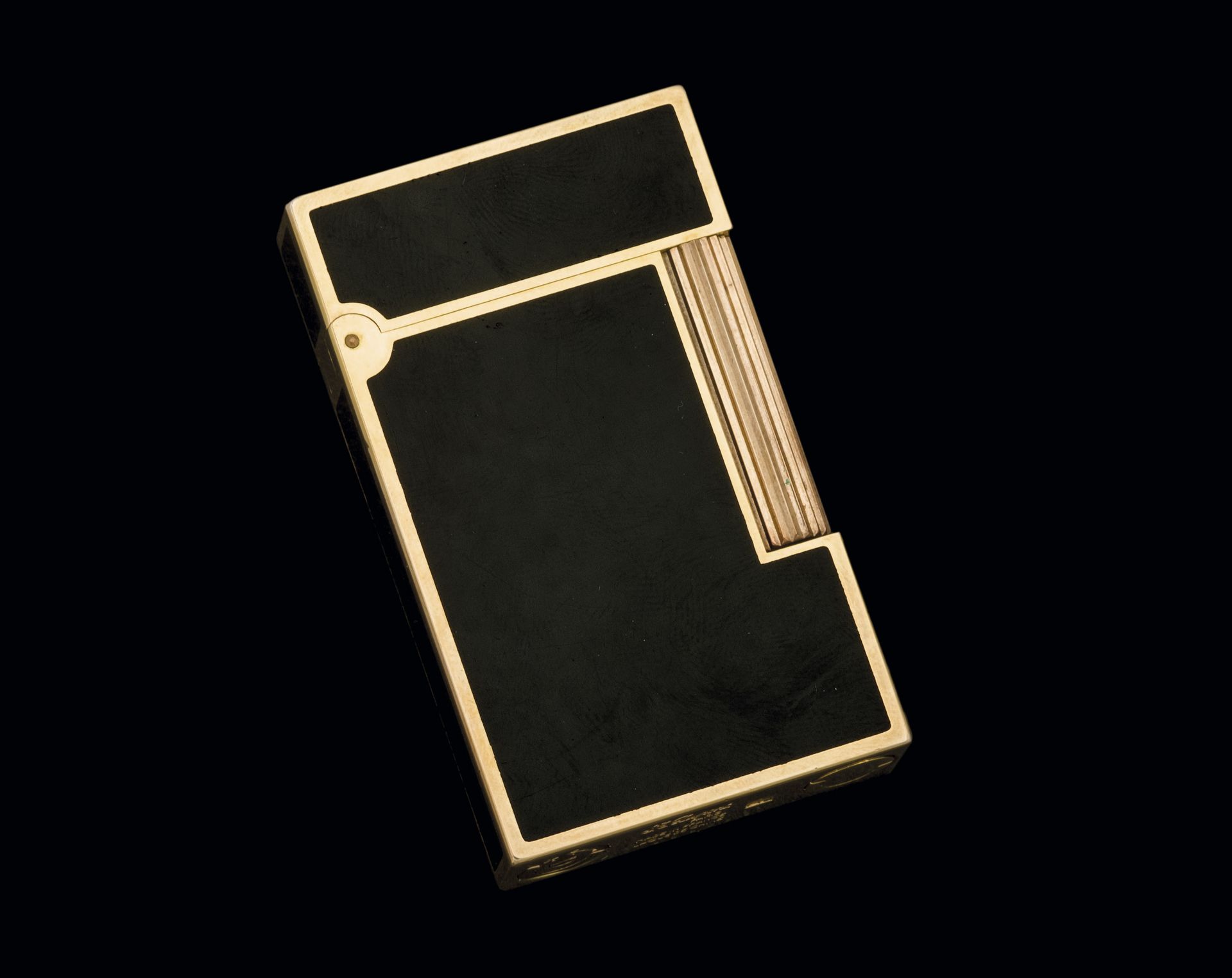 Null Briquet de marque ST DUPONT, composé d'un placage d'or jaune de 20 microns &hellip;