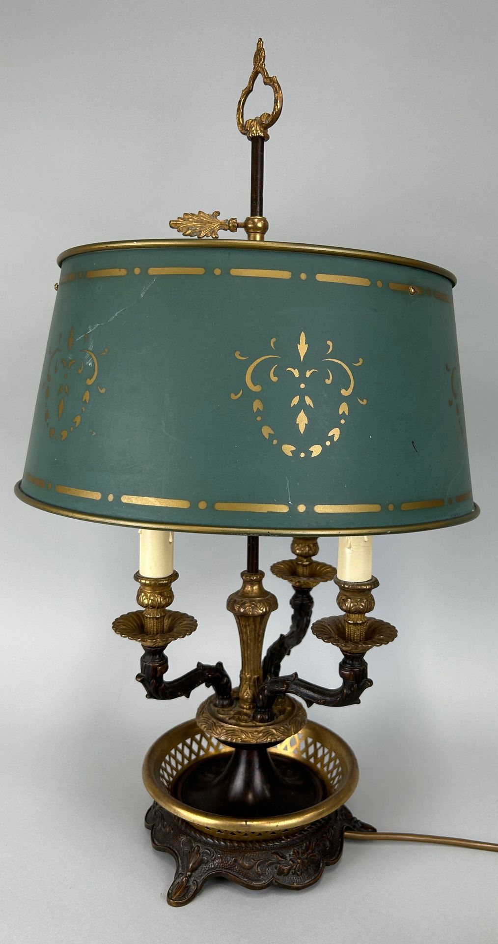 Null 一盏带灯罩的法式青铜灯、 

65 厘米高