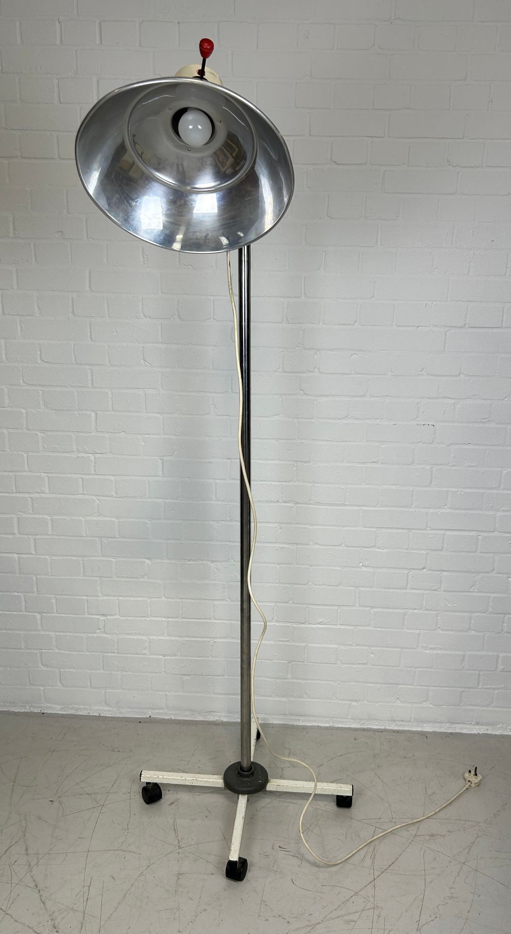 Null 一盏医院立灯，铬制或铝制，约 20 世纪 50 年代、 

有四个脚轮。

200 厘米高