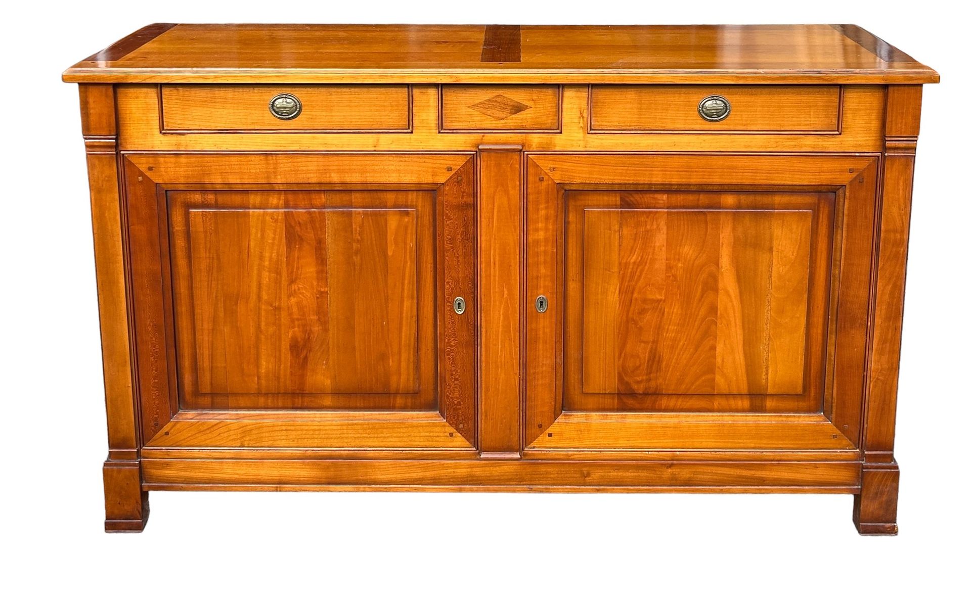 Null 一个樱桃木大餐具柜、 

两扇平开门上有两个抽屉，配有搁板。 

165 厘米 x 98 厘米 x 52 厘米