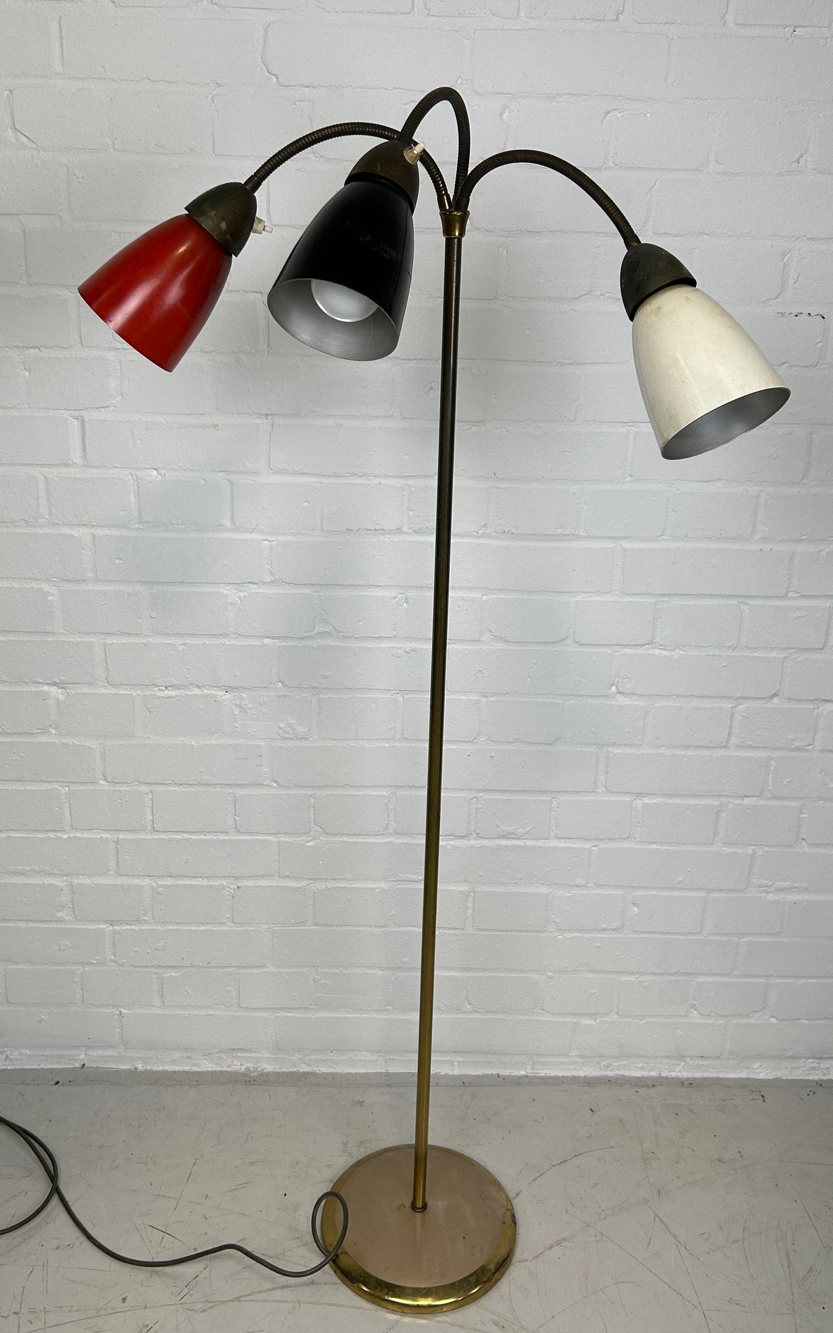 Null 中世纪设计的标准灯，有三盏灯和彩色金属灯罩、 

135 厘米高
