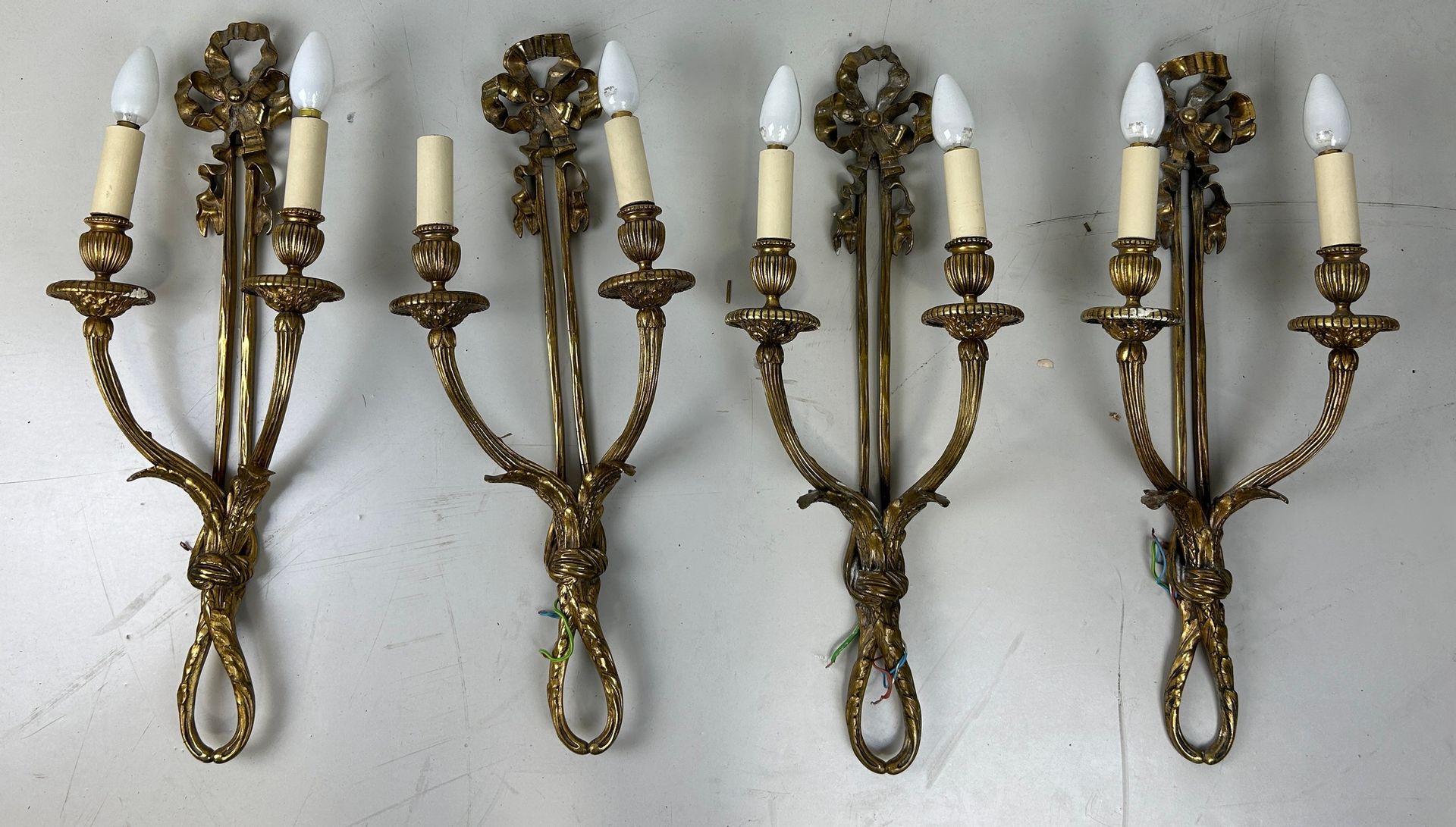 Null TWO PAIRS OF REGENCY STYLE GILT BRASS WALL SCONCES (4) 

62cm x 25cm each