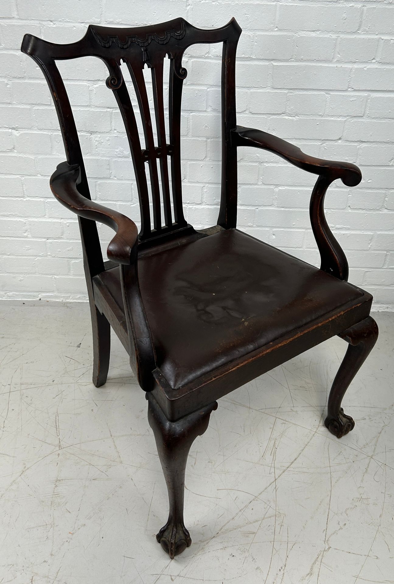 Null 一把齐本德尔设计的办公椅，配有棕色皮座和球爪脚、 

96 厘米 x 60 厘米 x 46 厘米