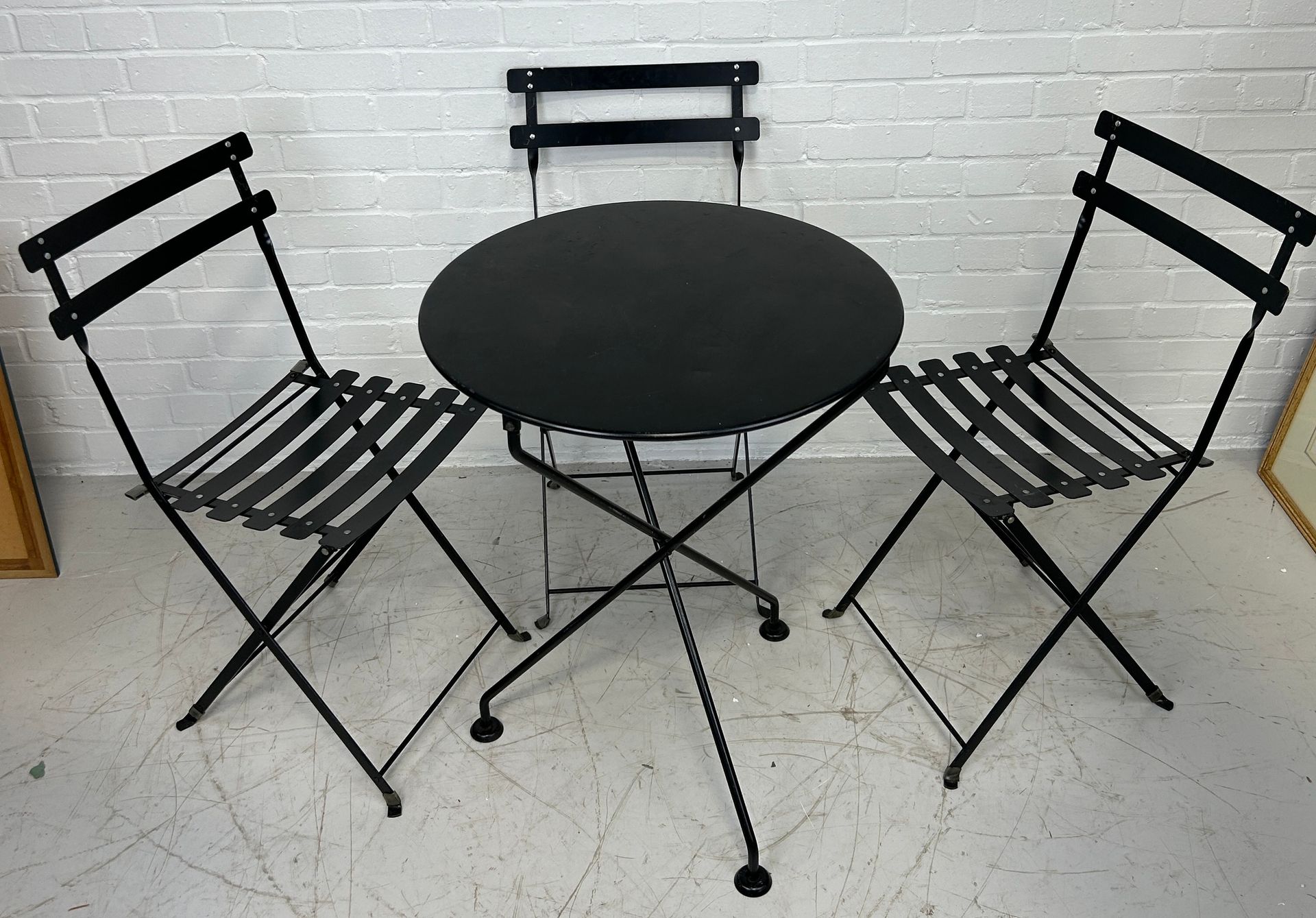 Null 一套金属户外桌椅、 

桌子 72 厘米 x 60 厘米
椅子 80 厘米 x 36 厘米 x 36 厘米