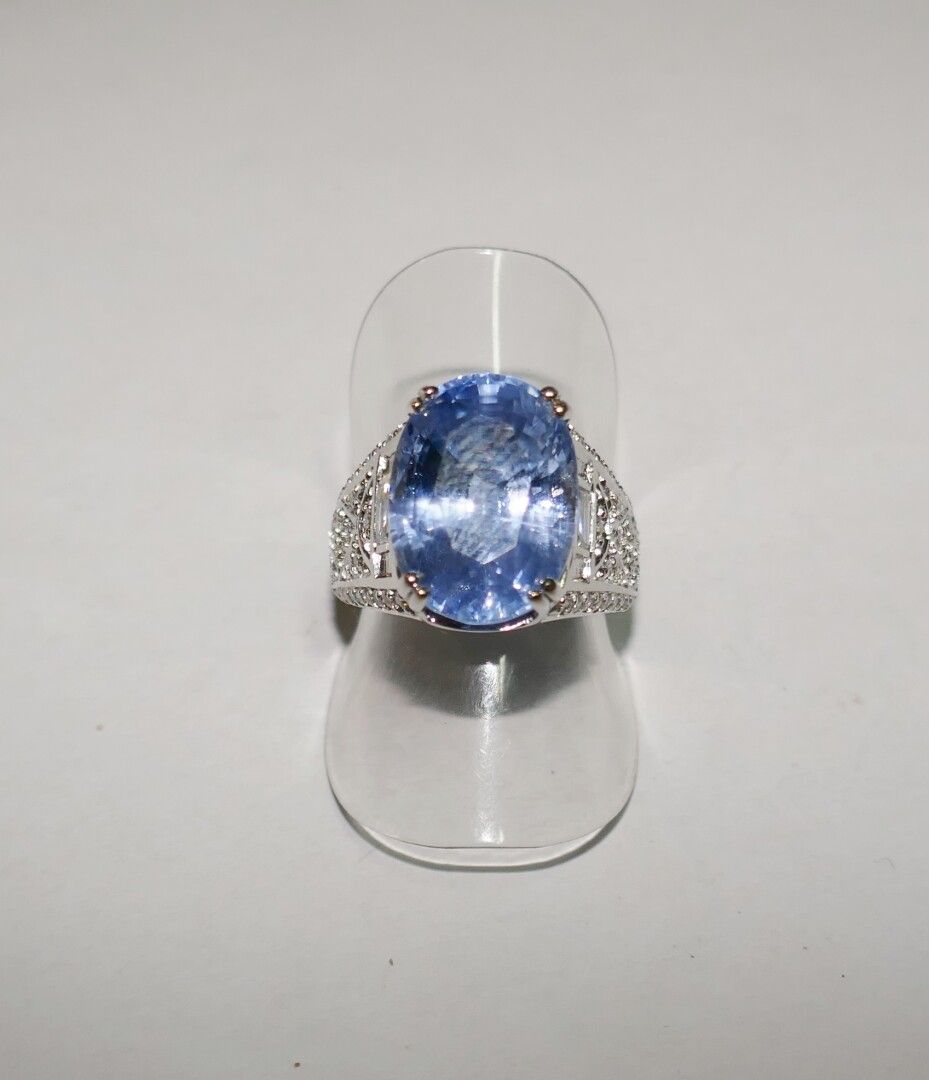 Null 镶嵌有约15克拉锡兰蓝宝石和钻石的金戒指，PB为10.7克，TDD为54