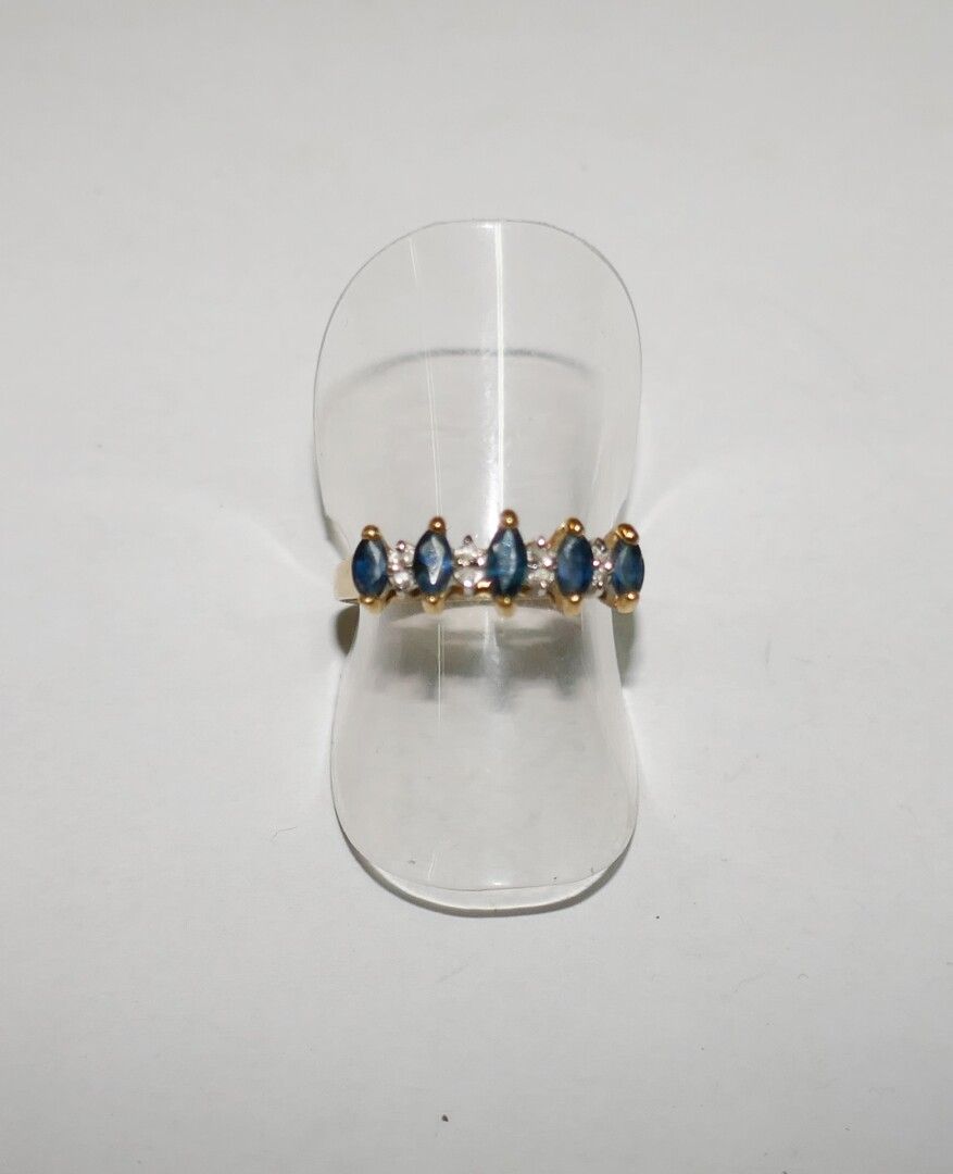 Null 镶嵌有5颗脐带蓝宝石和钻石的金戒指，PB 2.4克，TDD 52