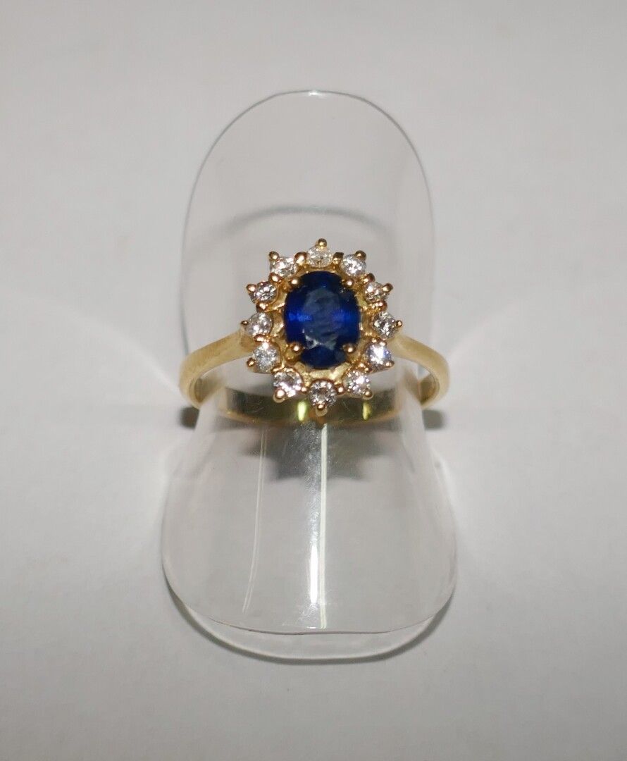 Null Marguerite ring in gold, central sapphire and diamonds, PB 3,1 grs, TDD 53