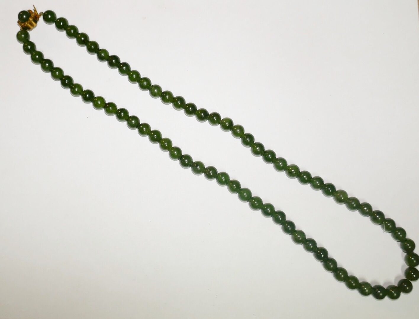 Null Halskette aus Kugeln (wahrscheinlich Nephrit-Jade), 61,1 Gramm, L. 58 cm