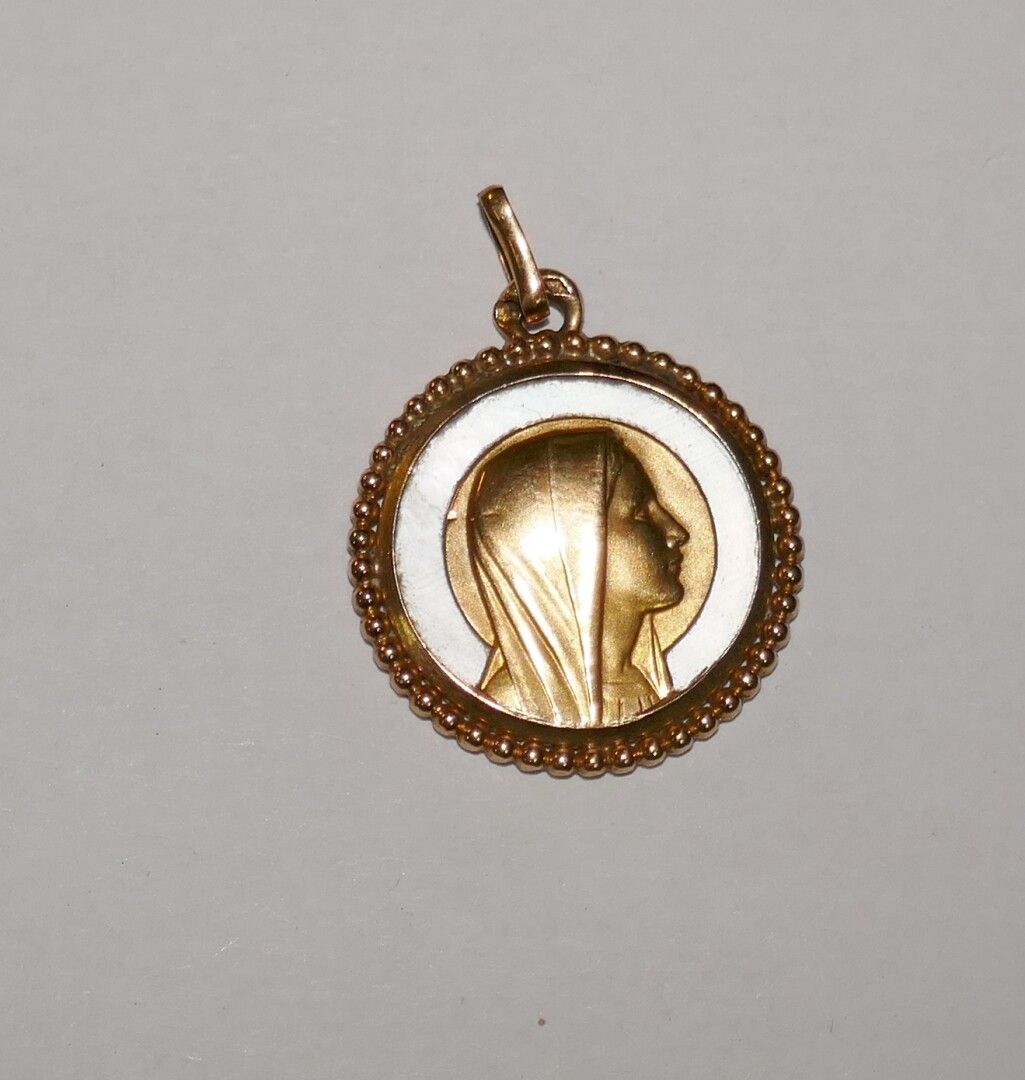 Null Mother-of-pearl pendant set in gold, PB 2,3 grs, D. 2,2 cm