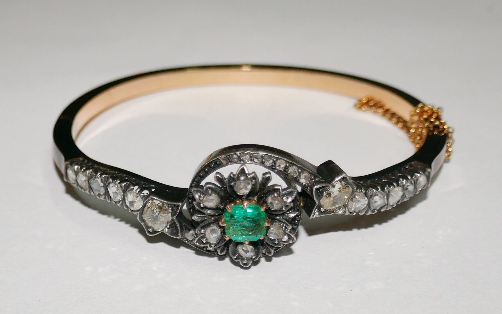Null 19世纪金银半刚性手镯，镶嵌祖母绿和钻石，PB19.8克，D.6厘米