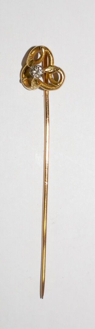 Null Spilla in oro con 3 serpenti centrati su un diamante, PB 3,8 gr, L. 7,5 cm
