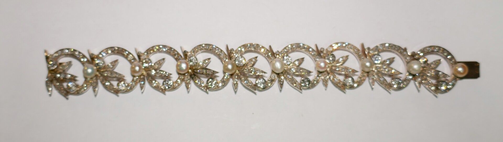 Null 永恒。金银手镯，装饰有9颗珍珠和钻石，PB43.2克，长18厘米