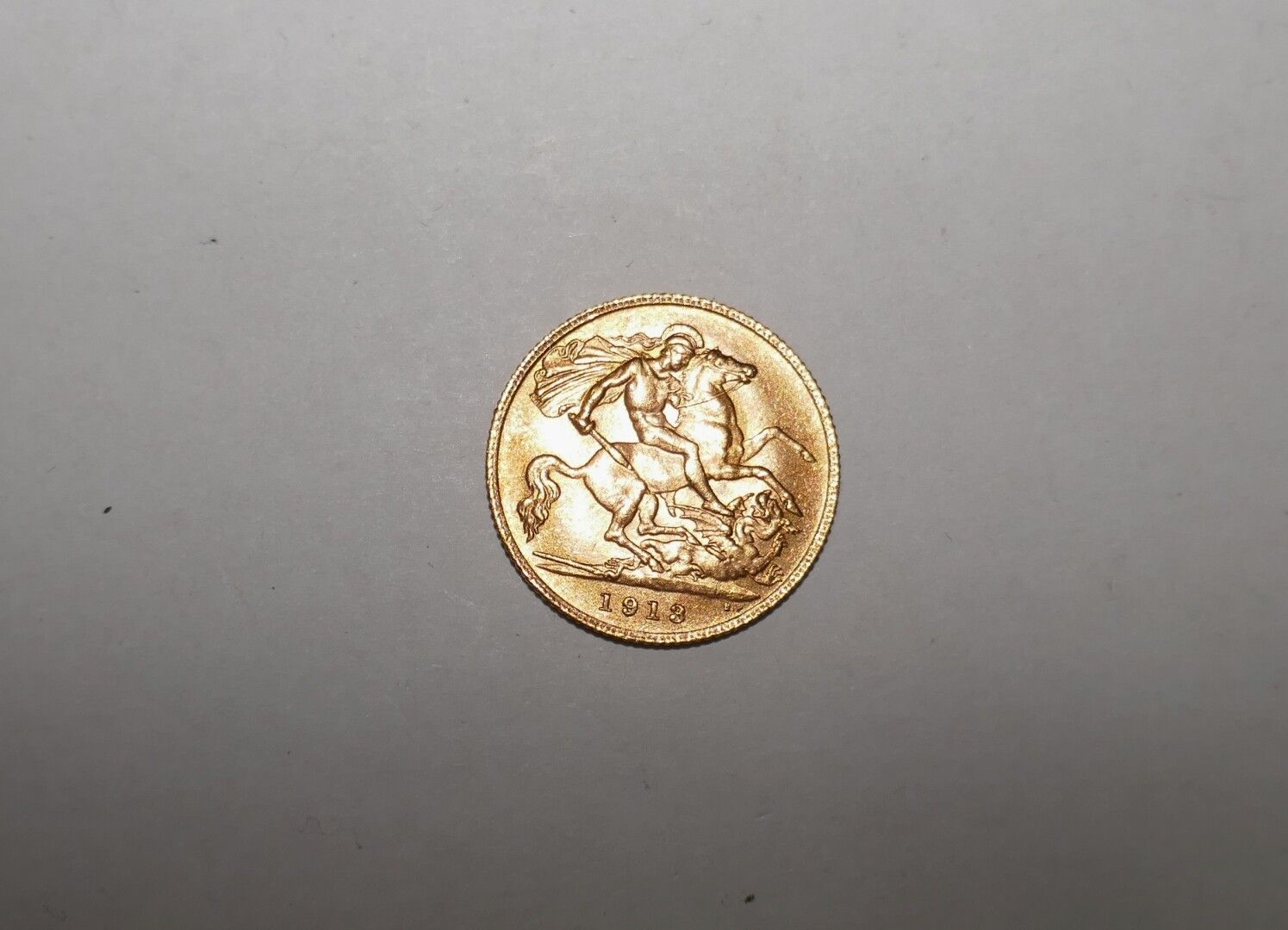 Null Eine goldene Halb-Sovereign von Georg V. Aus dem Jahr 1913, 3,99 gr.