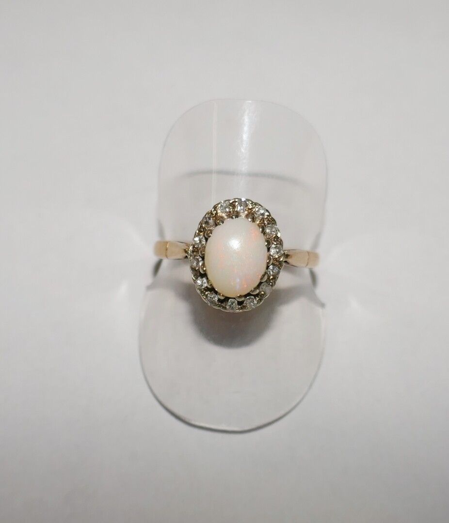 Null Gold ring centered with a cabochon opal in a diamond setting, PB 3,5 grs, T&hellip;