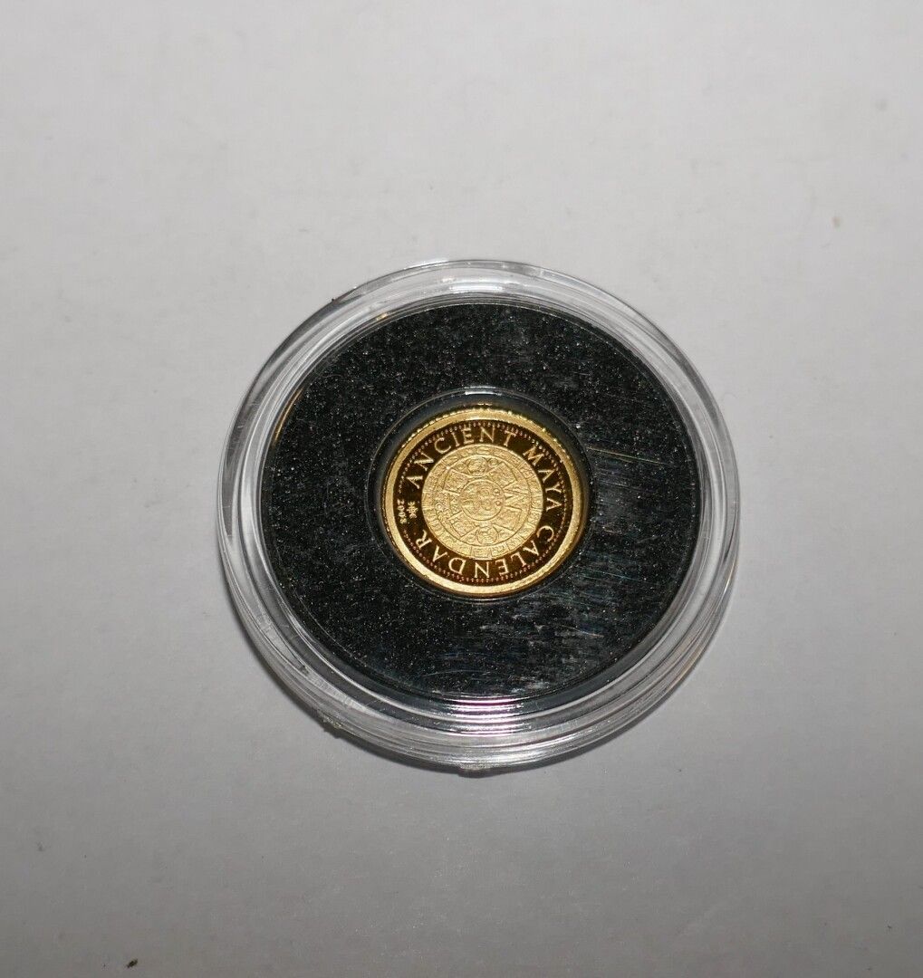 Null Une médaille en or 24K Calendrier Maya, 0,5 gr