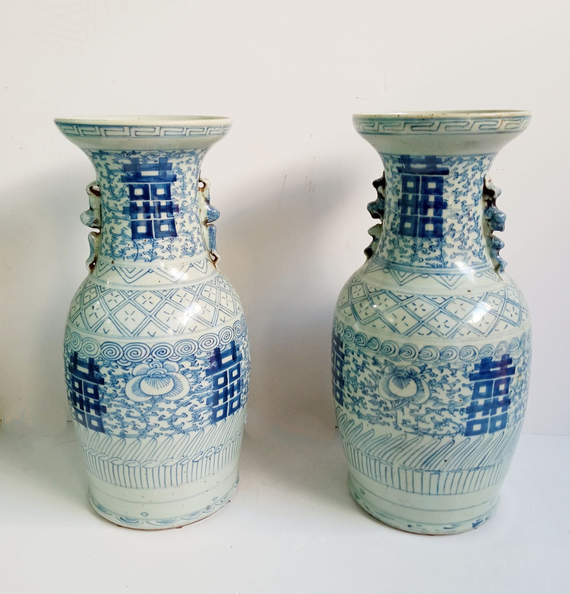 Pareja de jarrones chinos. Siglo XIX 蔚蓝瓷器的中国罐子托盘。十九世纪。42x17x17厘米
