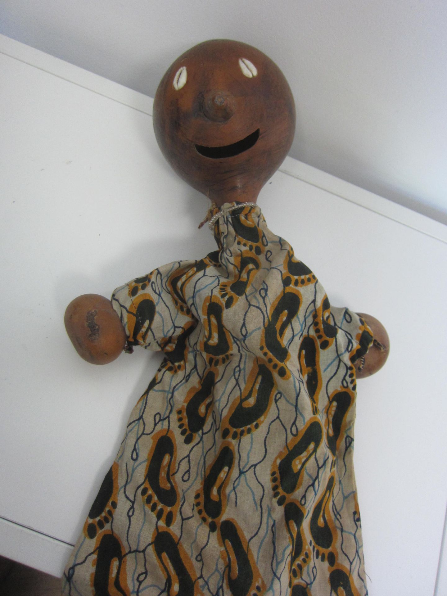 Null Afrique, marionnette de femme portant son enfant dans le dos avec têtes et &hellip;