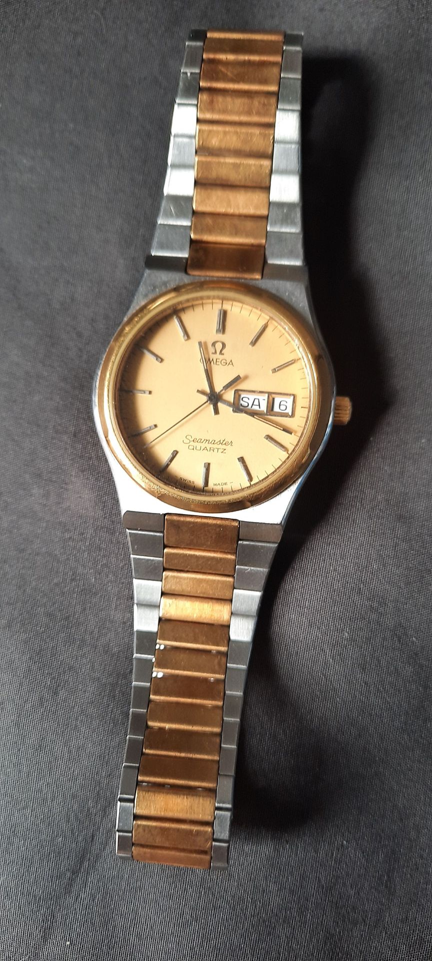 Null OMEGA（欧米茄），海马石英 1345 型精钢镀金男士手表，直径 35 毫米，电池待更换，完好无损。