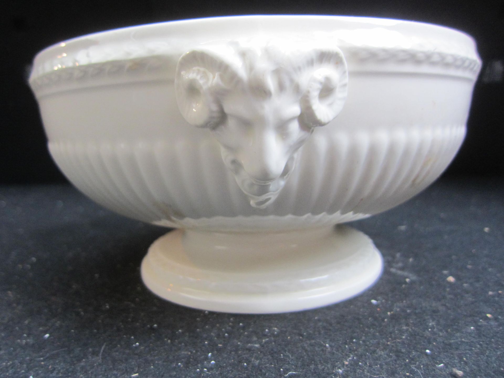 Null WEDGWOOD 英国陶瓷水果碗，带公羊头把手，直径 27 厘米，高 12 厘米