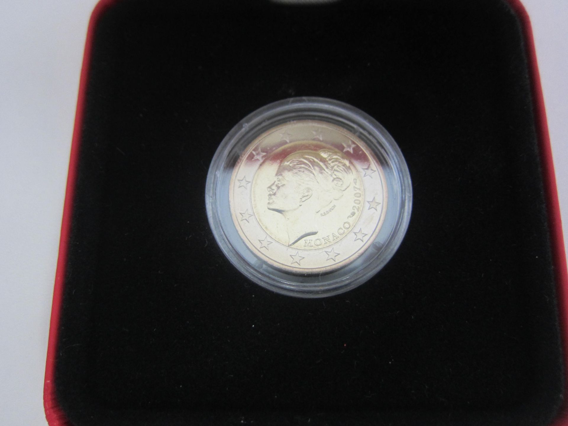 Null 摩纳哥，格蕾丝王妃逝世 25 周年之际发行的两欧元纪念币，艺术家：R.B Baron，BU 2007 格蕾丝王妃，质量上乘的硬币，未开封的包装盒和包装&hellip;