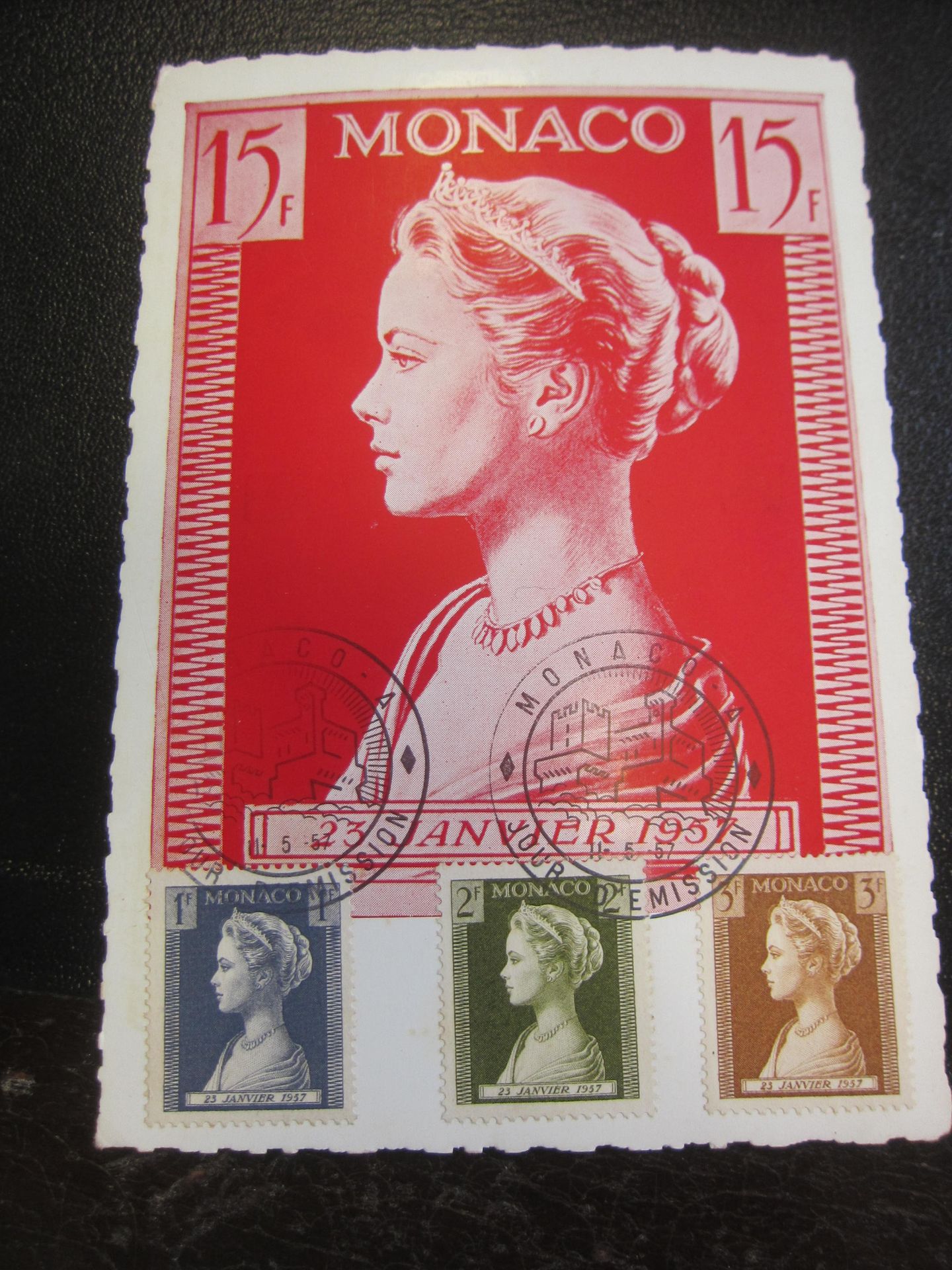 Null 摩纳哥，一套两枚首日封明信片，分别用于 1952 年集邮展览和 1957 年 1 月 23 日印有格蕾丝王妃肖像的首枚邮票