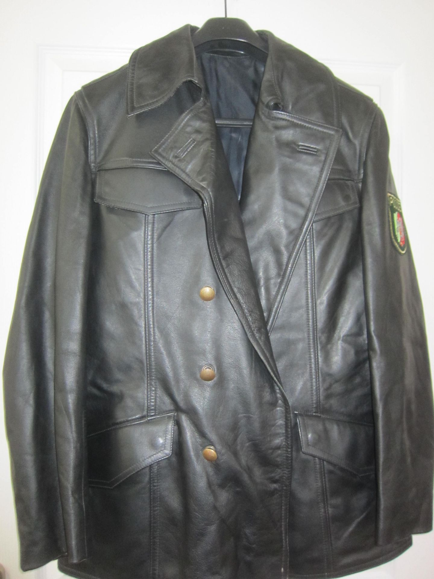 Null Schwarze Lederjacke der deutschen Polizei mit einer rechten Seitentasche, d&hellip;