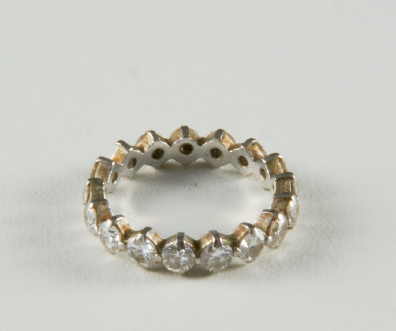 Null 一枚美国结婚戒指 - 重量：2克（缺少一颗钻石
