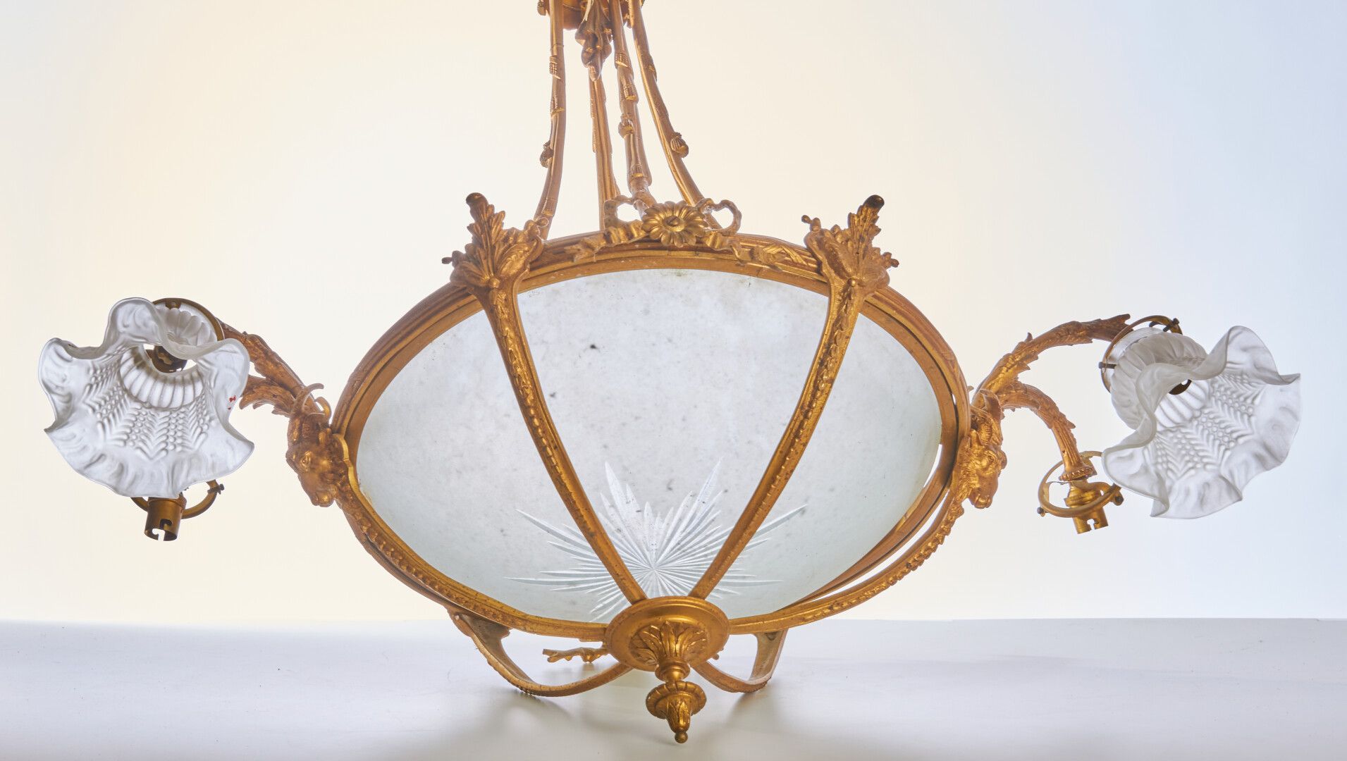 Null 
Una sospensione in bronzo dorato in stile Luigi XVI - H : 90 (2 bicchieri &hellip;