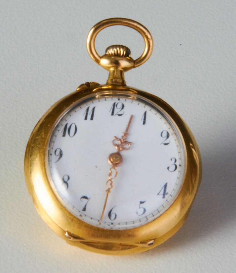 Null Une petite montre de col en or - poids brut : 22g
