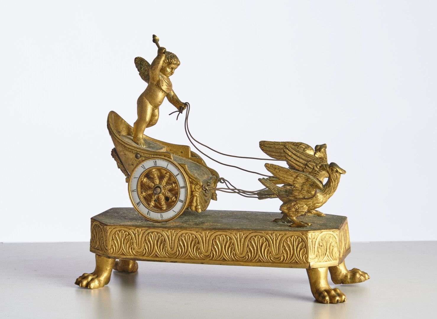 Null Eine vergoldete Bronzeuhr "Der Wagen der Liebe" - 19x19,5x9 (Nadeln fehlen)