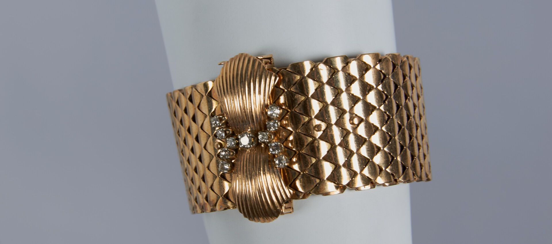 Null A gold cuff bracelet, clasp decorated with small diamonds - weight : 71,3g