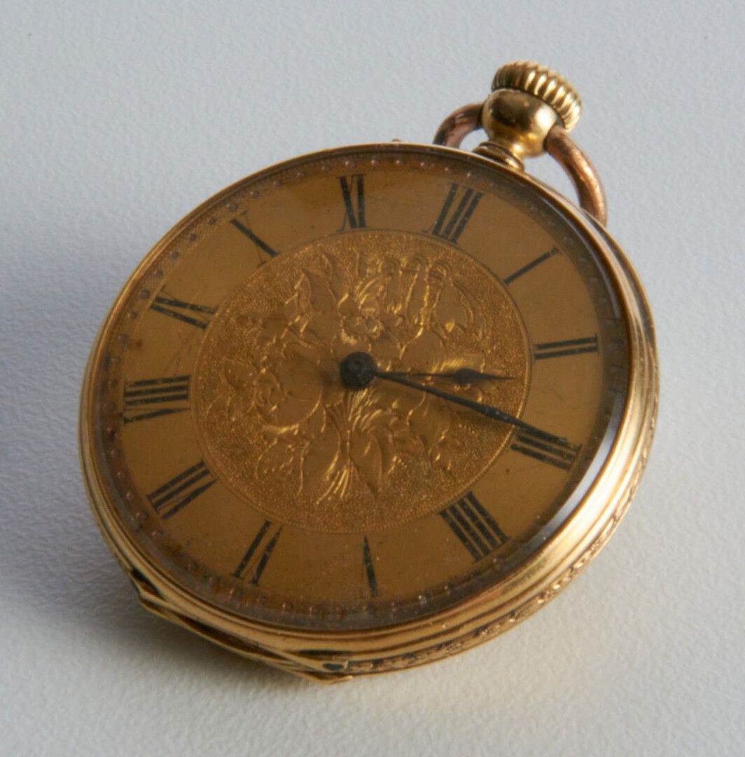 Null Une petite montre de col en or - poids brut : 28g
