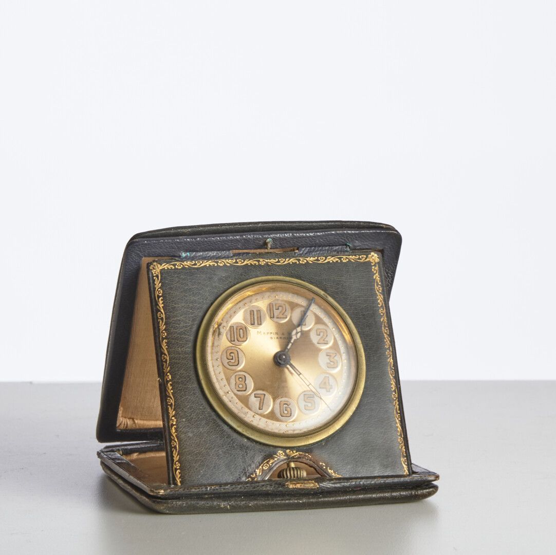Null MAPPIN & WEBB Biarritz 

A travel clock in its leather case