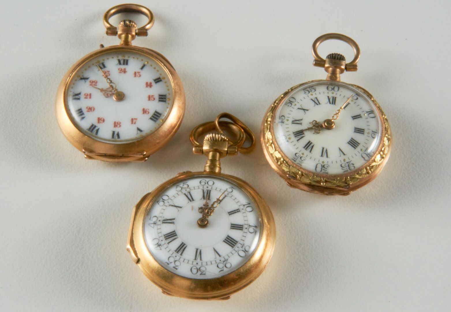 Null Tre piccoli orologi da collo in oro - peso lordo : 33g