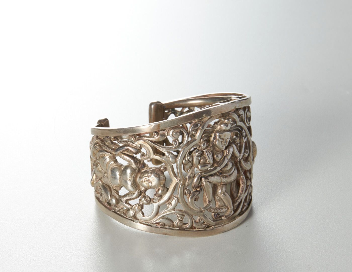 Null A silver cuff bracelet. Indian work - weight : 118g