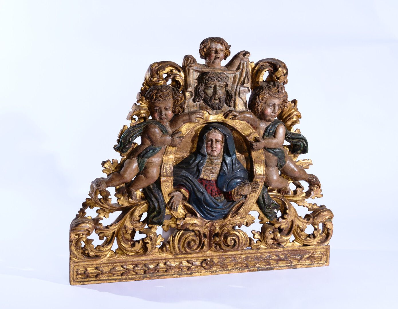 Null A large gilded and polychrome wood pediment with religious decor - H : 92 L&hellip;