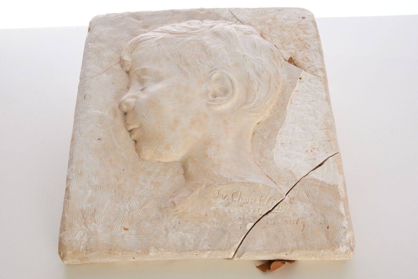 Null 丘克林-伊万 (1879-1958)

"小男孩的肖像 "石膏浮雕-31x27（非常损坏）。