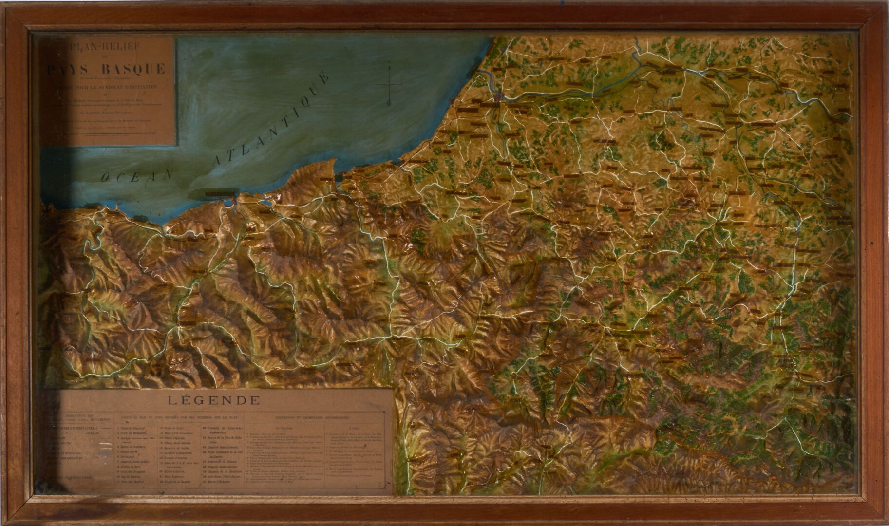 Null 两幅浮雕地图 "巴斯克地区"（82.5 x 140）和 "中比利牛斯地区"（85 x 130）在其展示柜中。
