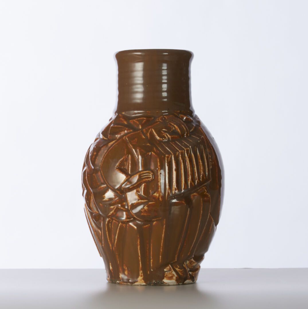 Null CAZAUX

Un vase en céramique à décor de personnages basques - H : 32cm