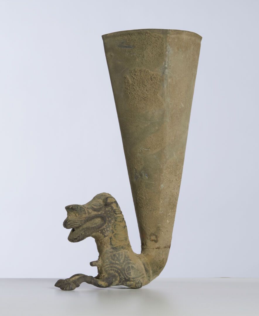 Null A metal horn vase with animal decoration