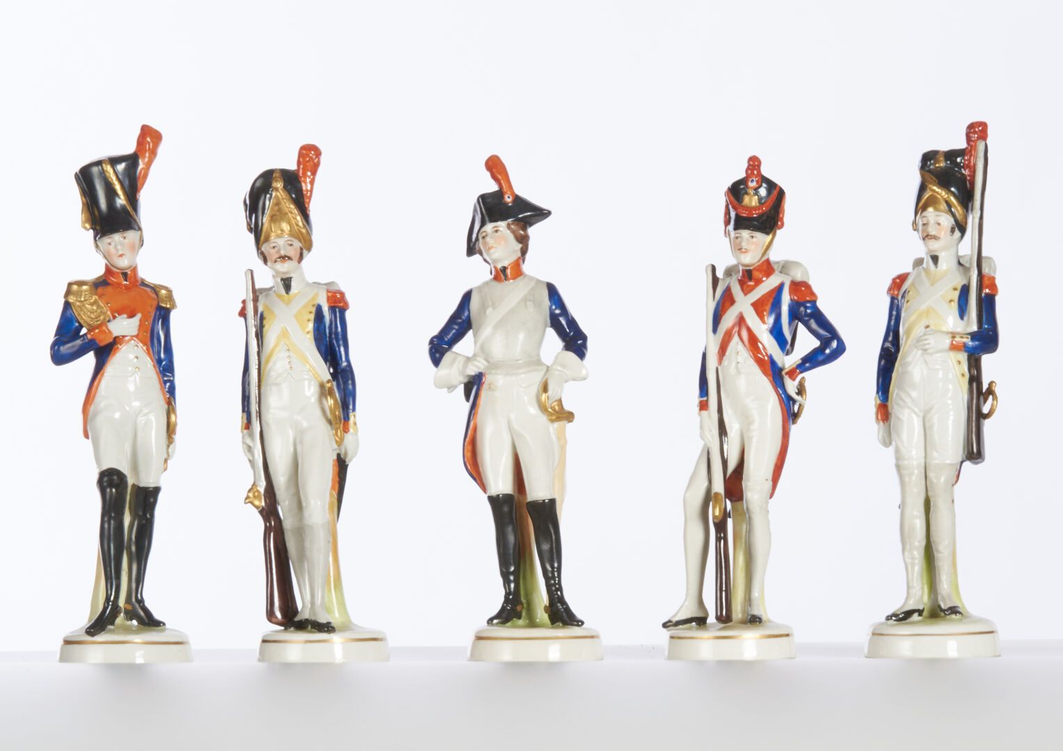 Null Fünf napoleonische Soldaten aus Porzellan - H: 17-19